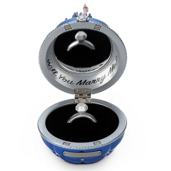 Walt Disney World Cinderella Castle Engagement Ring Holder Ornament - NEW - Picture 4 of 4